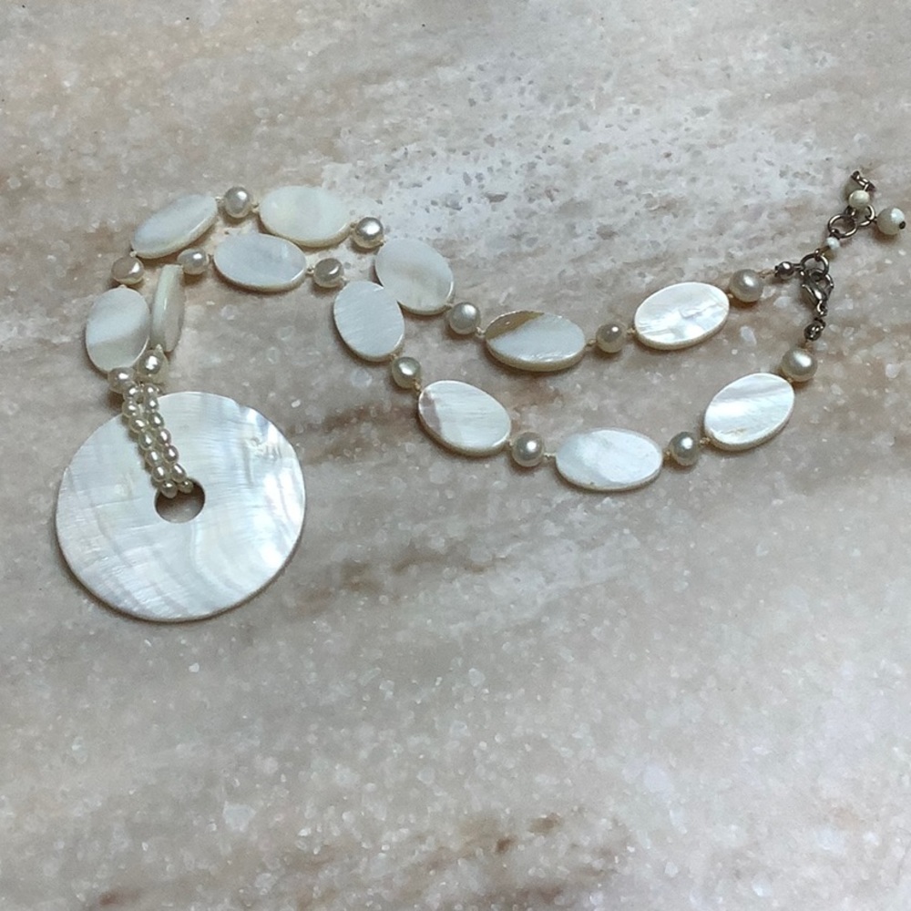 😍Shell Medallion Necklace😍 - Picture 9 of 11